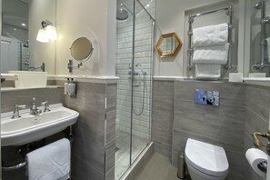 Habitación Confort doble | Baño | Artículos de higiene personal gratuitos, secador de pelo y toallas