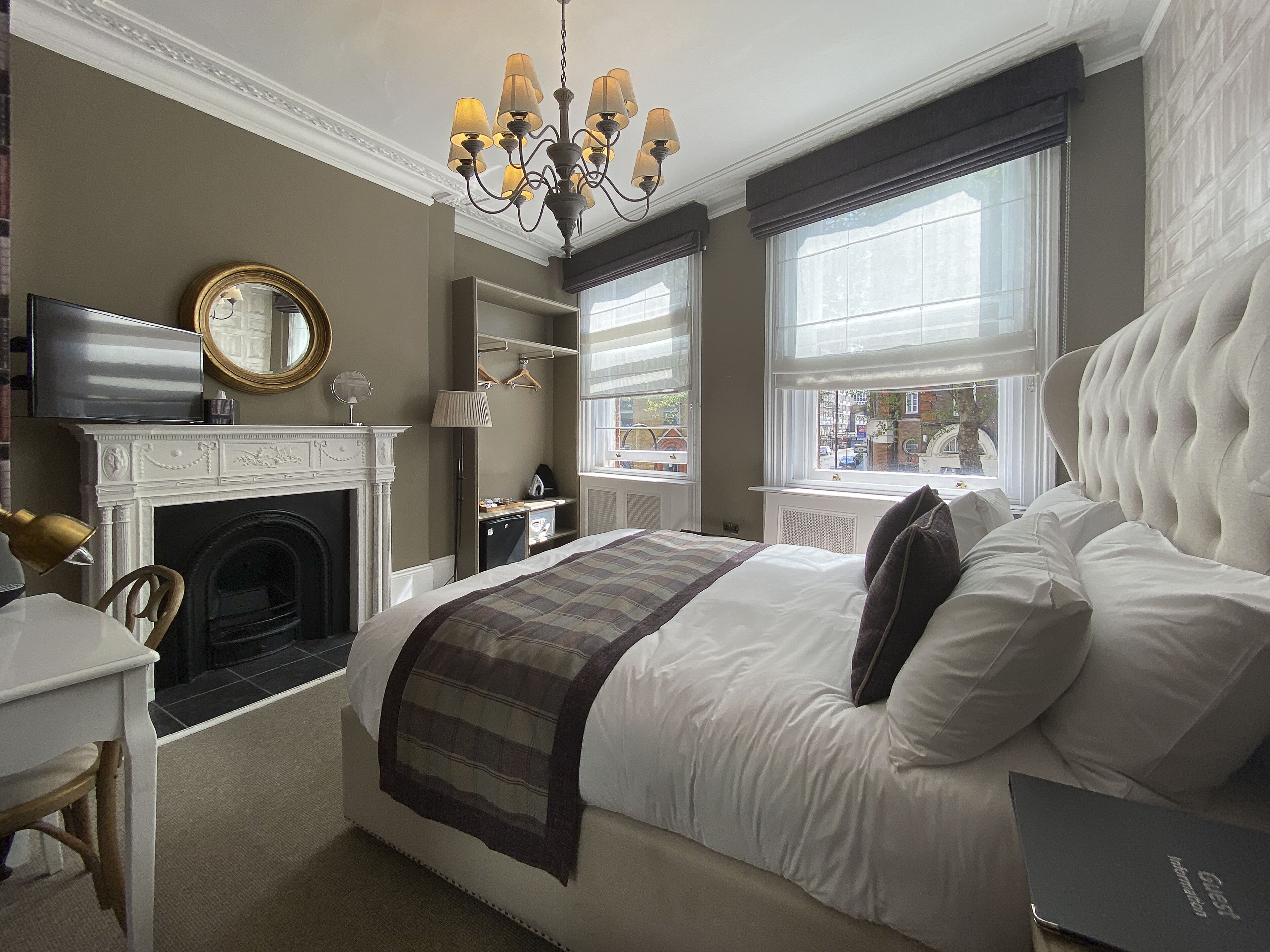 舒适双人房 | 客房内保险箱、办公桌、笔记本电脑工作区、遮光窗帘