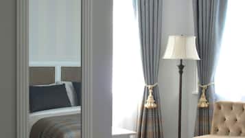 客房內保險箱、書桌、筆電工作空間、遮光布/窗簾