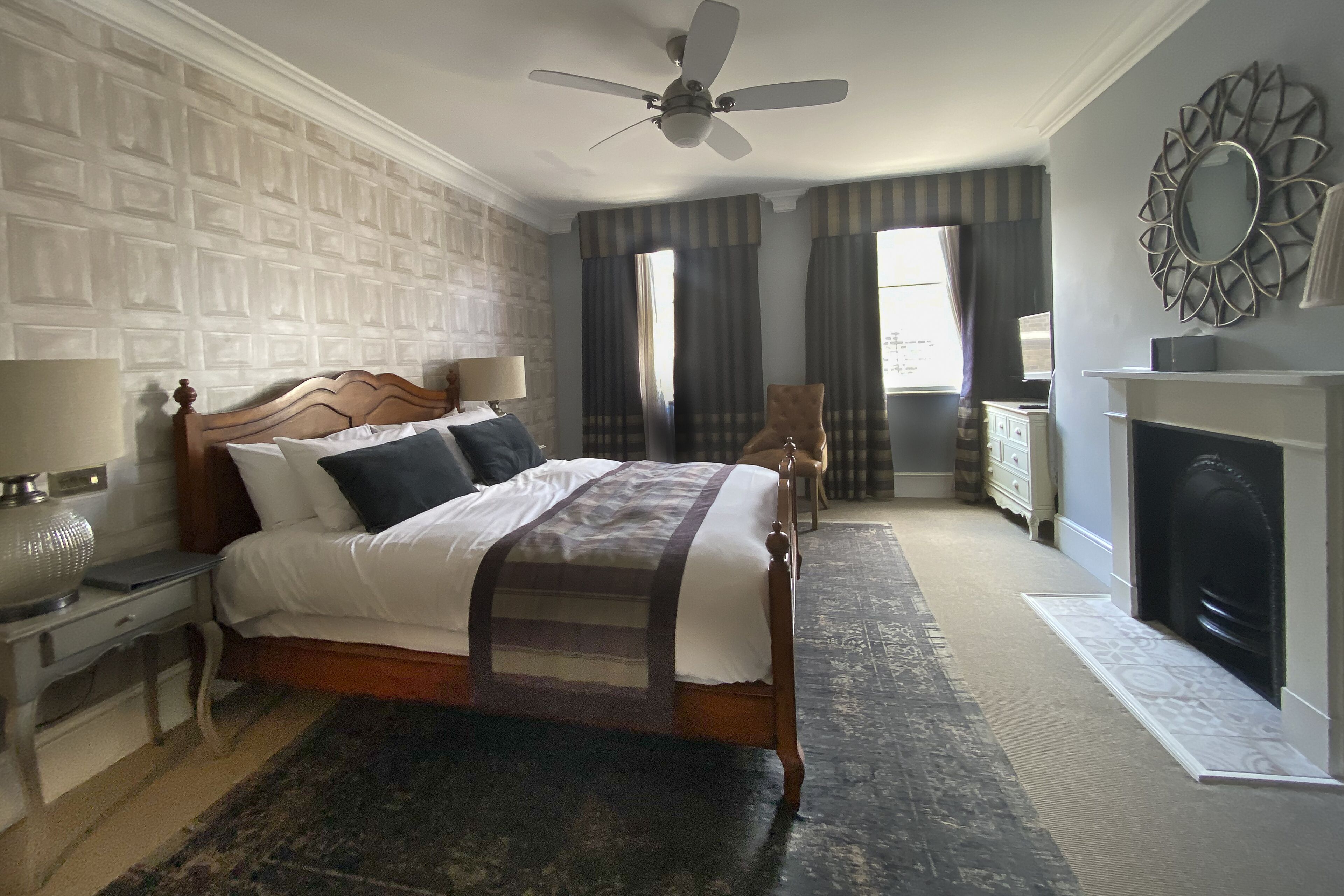 標準雙人房 | 客房內保險箱、書桌、筆電工作空間、遮光布/窗簾