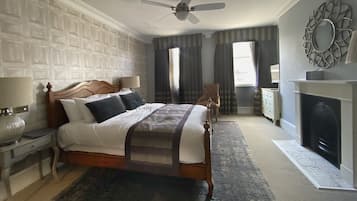 標準雙人房 | 客房內保險箱、書桌、筆電工作空間、遮光布/窗簾