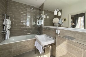 Standard Double Room | Bathroom | Free toiletries, hair dryer, towels - The Clerk & Well Pub & Rooms (London)