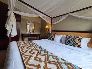 Suite | Minibar, safe på rommet, skrivebord og lydisolert