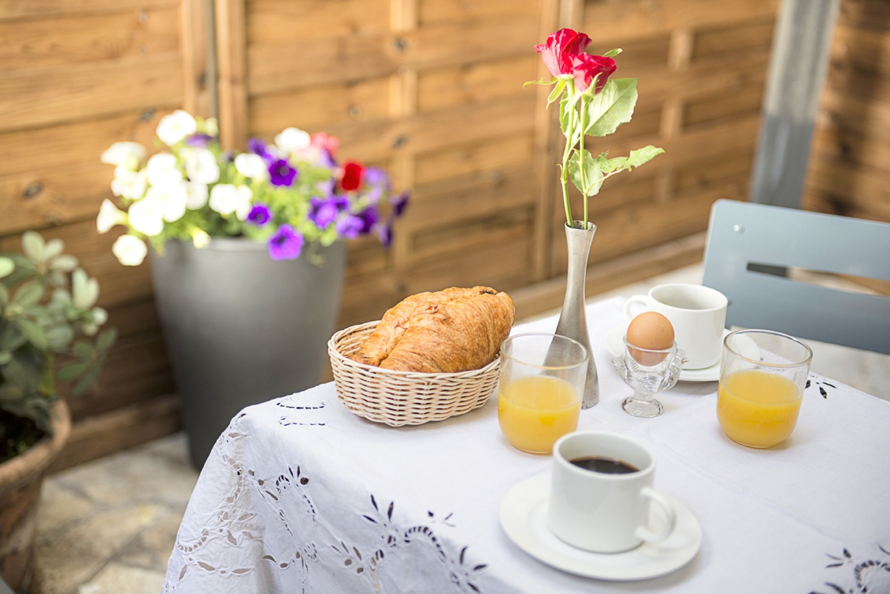daily continental breakfast (eur 10 per person)