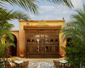 المنشأة من الخارج
