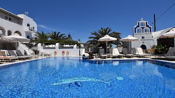 Piscine extérieure, parasols de plage, chaises longues