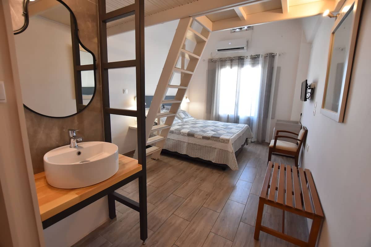 Loft tradicional, vista al mar | 1 habitación, ropa de cama de alta calidad y camas con pillow-top