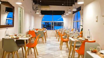 Se sirven desayunos, almuerzos y cenas; cocina griega