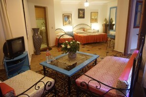 华丽套房, 1 张大床 | 办公桌、遮光窗帘、免费 WiFi