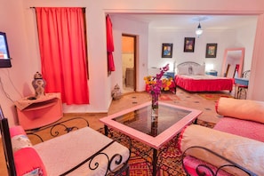 Suite Deluxe, 1 cama Queen size | Escritorio, cortinas blackout y wifi gratis 