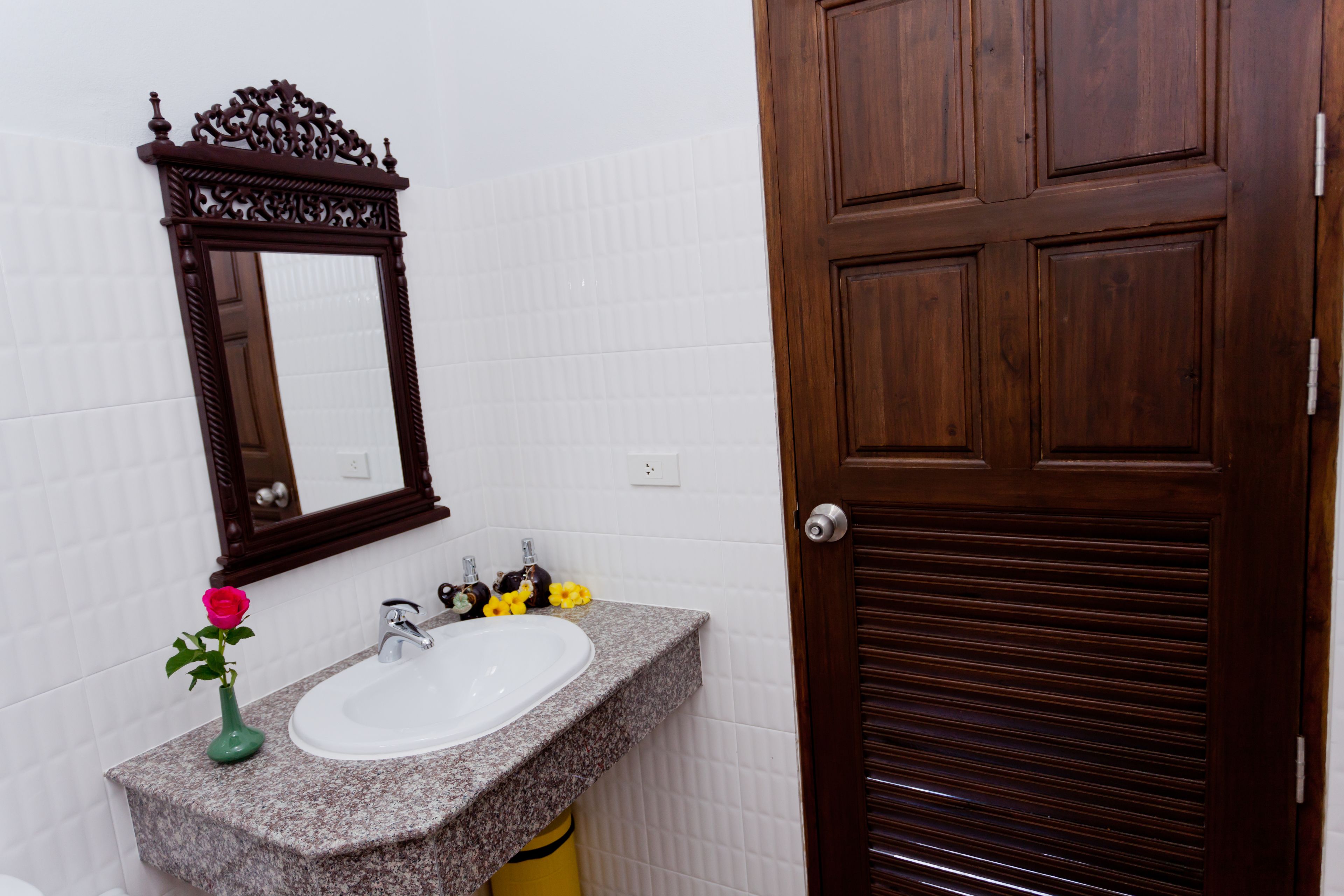 standard room, 1 king bed, non smoking, garden view | bathroom sink