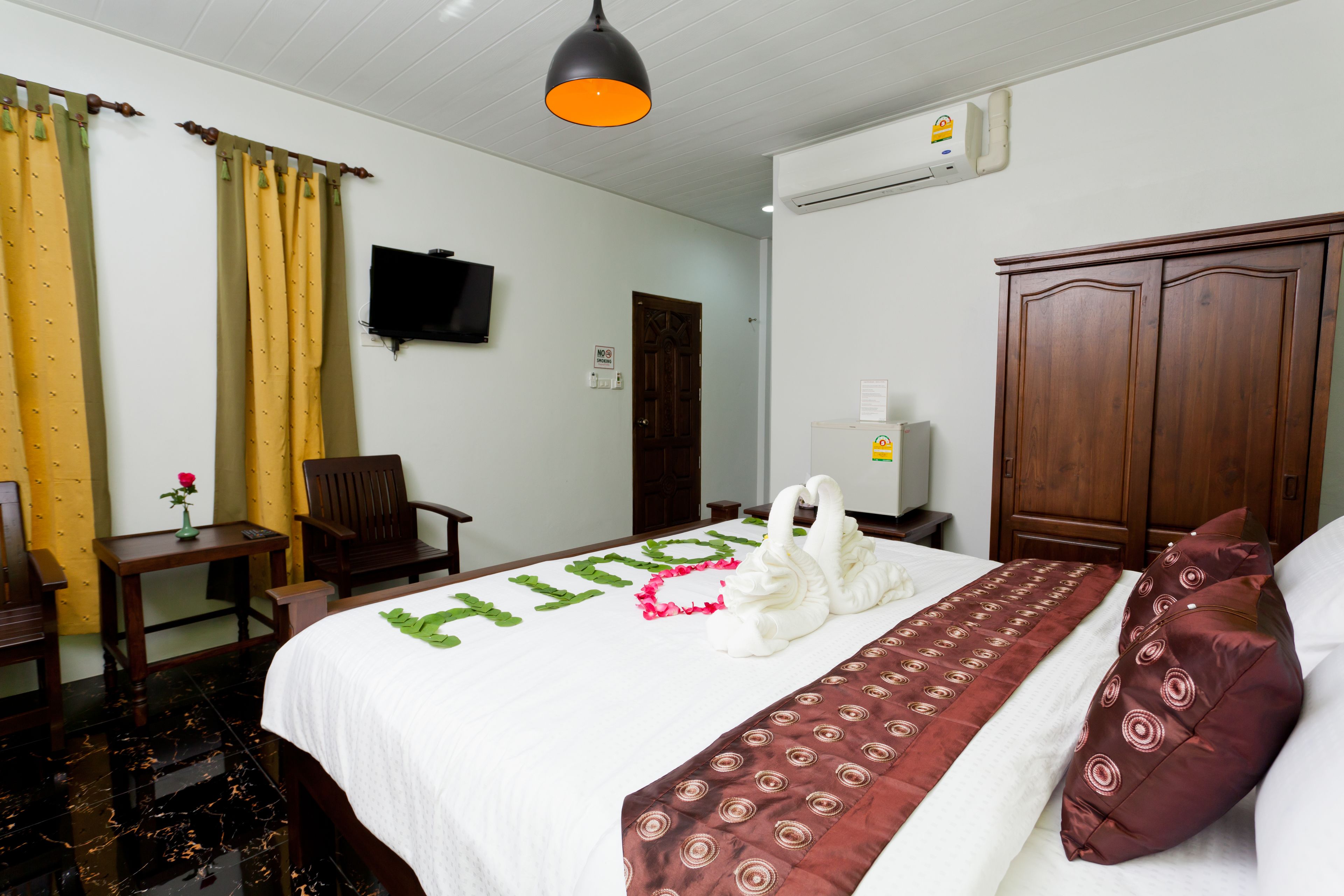 standard room, 1 king bed, non smoking, garden view | 1 bedroom, in-room safe, individually decorated, desk