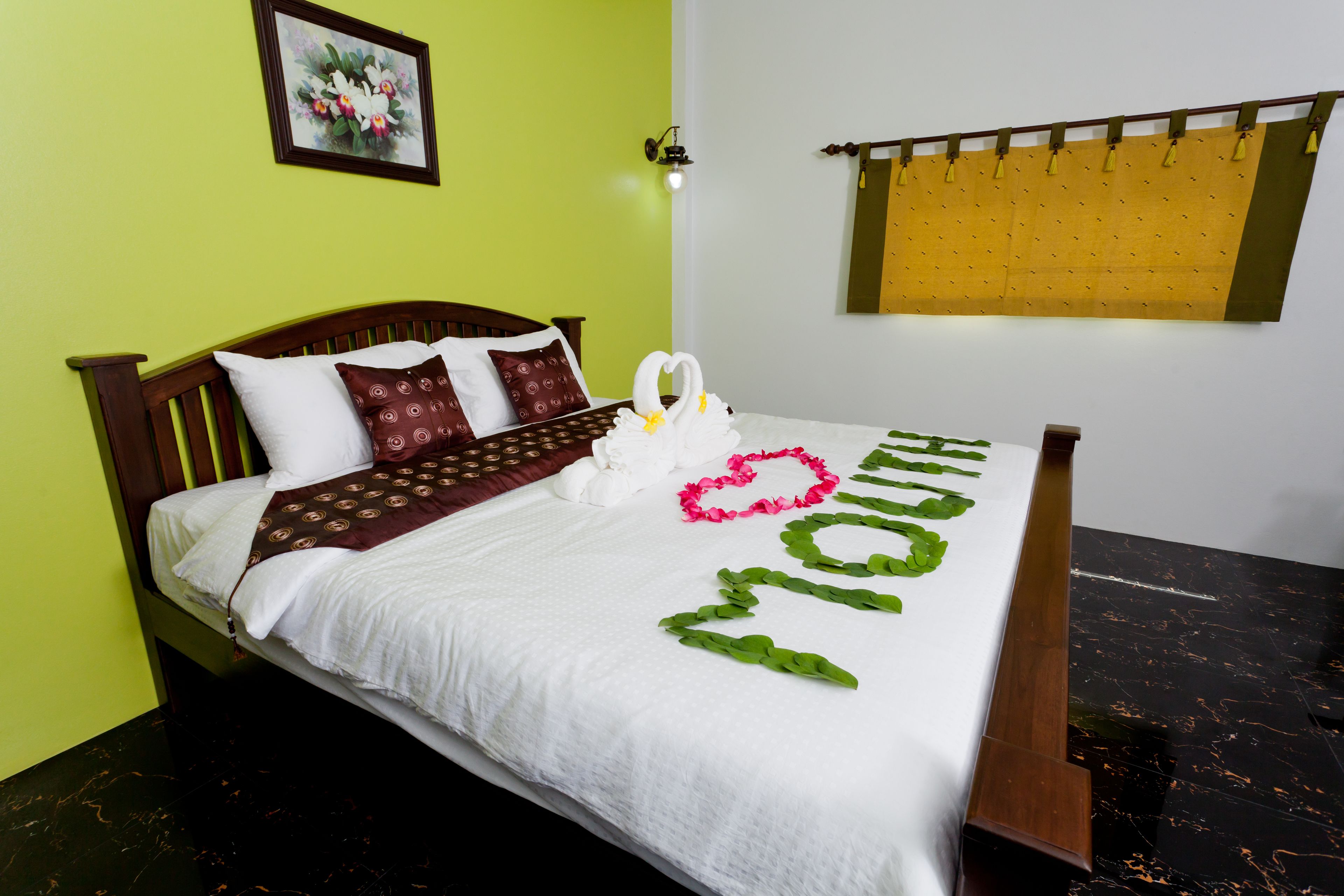 standard room, 1 king bed, non smoking, garden view | 1 bedroom, in-room safe, individually decorated, desk