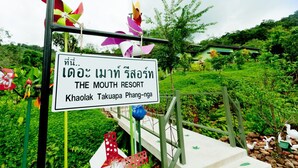 Un letrero para The Mouth Resort en Khuk Khak, Takua Pa, Phang-nga.