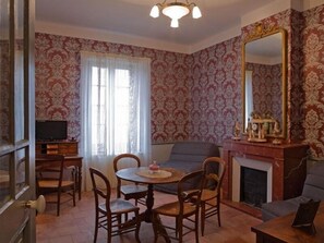 Desk, free WiFi, bed sheets - Hôtel Restaurant La Marbrerie (Caunes-Minervois)