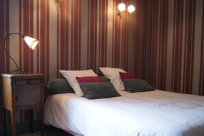 Basic Suite | Desk, free WiFi, bed sheets