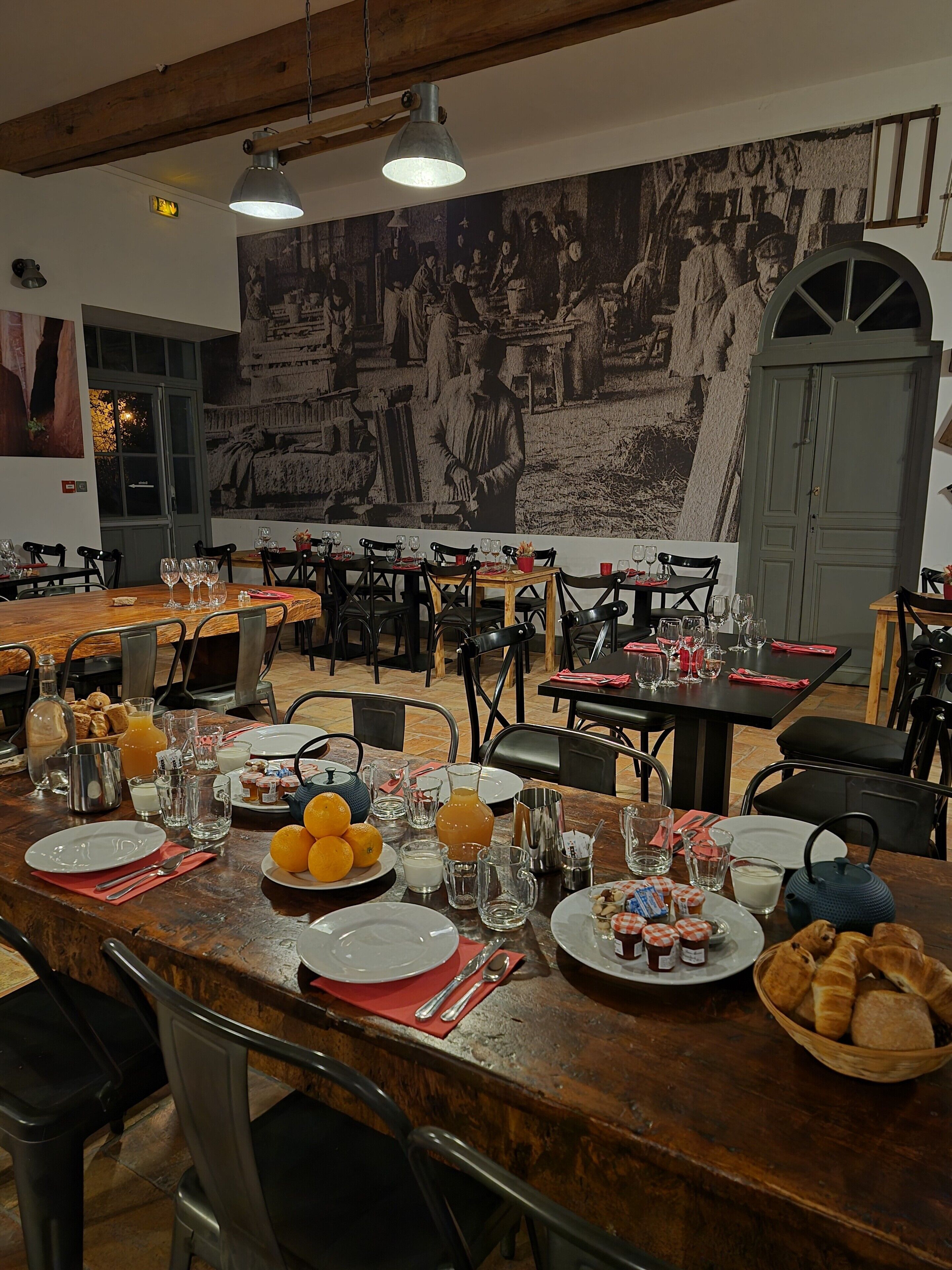 Déjeuner et dîner servis sur place, spécialités Cuisine locale