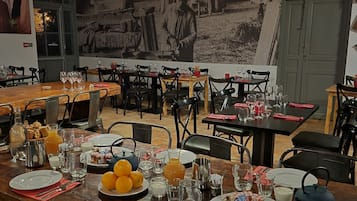 Déjeuner et dßner servis sur place, spécialités Cuisine locale