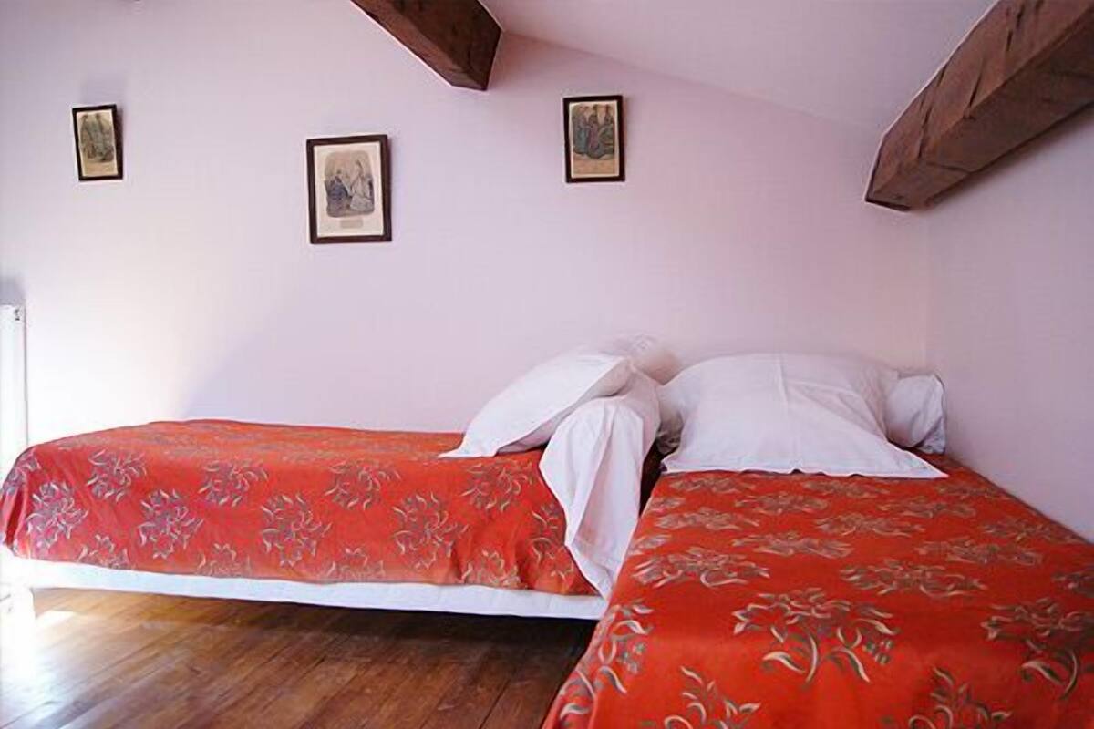 Suite (Duplex) | Desk, WiFi (free), bed sheets