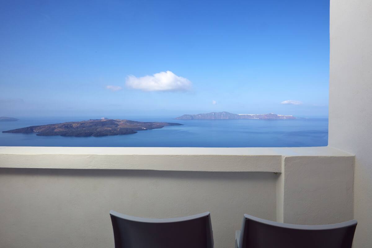 Ein Balkon mit Blick auf eine Küstenlandschaft, einschließlich Inseln und dem Meer.