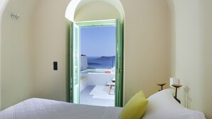 In-room safe, blackout drapes, soundproofing