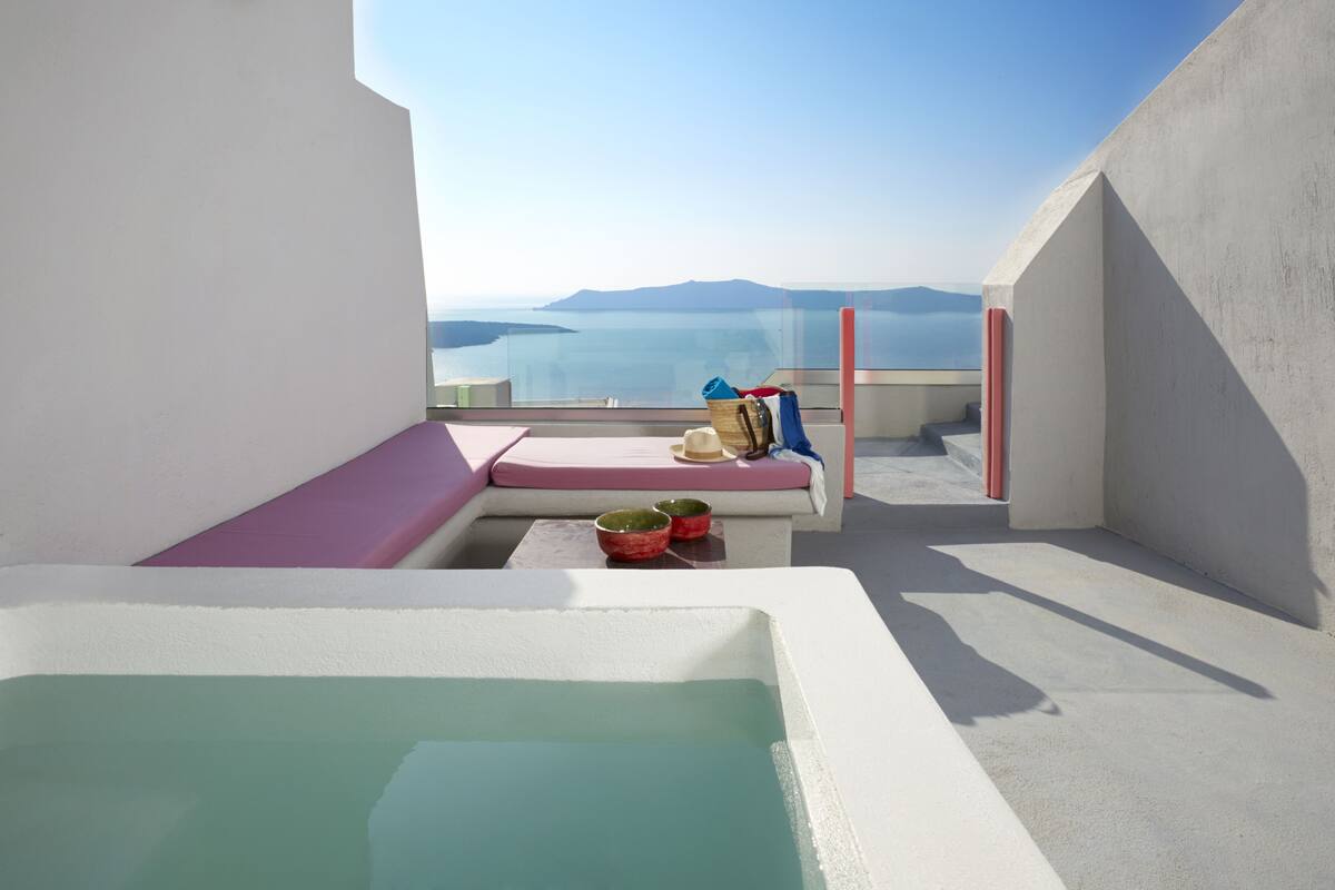 Eine moderne Dachterrasse mit Pool, Sitzgelegenheiten und Meerblick.