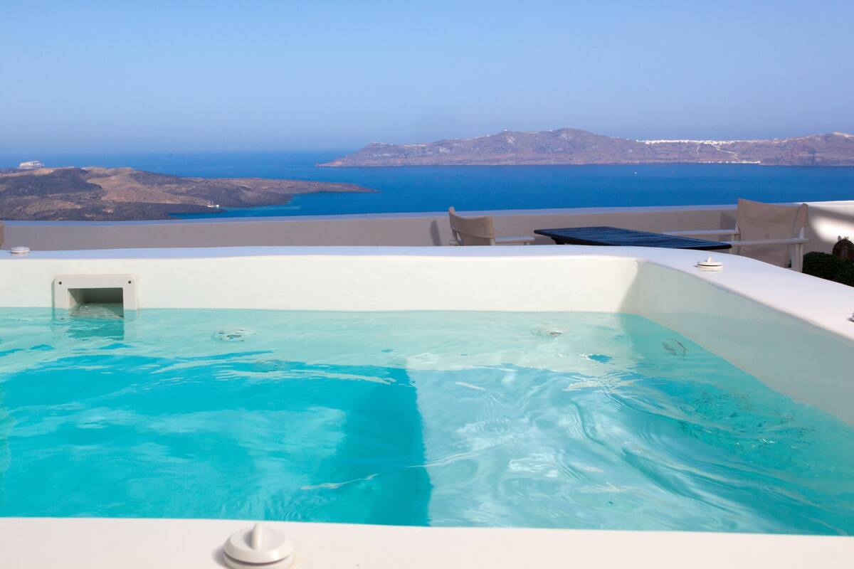 Senior Suite with Separate Balcony, Outdoor Hot Tub & Caldera View | Ausblick vom Zimmer