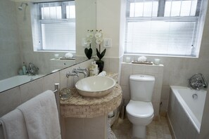 Appartamento Exclusive, 1 camera da letto, vista montagna, lato spiaggia | Bagno | Combinazione doccia/vasca, set di cortesia gratuito, asciugamani