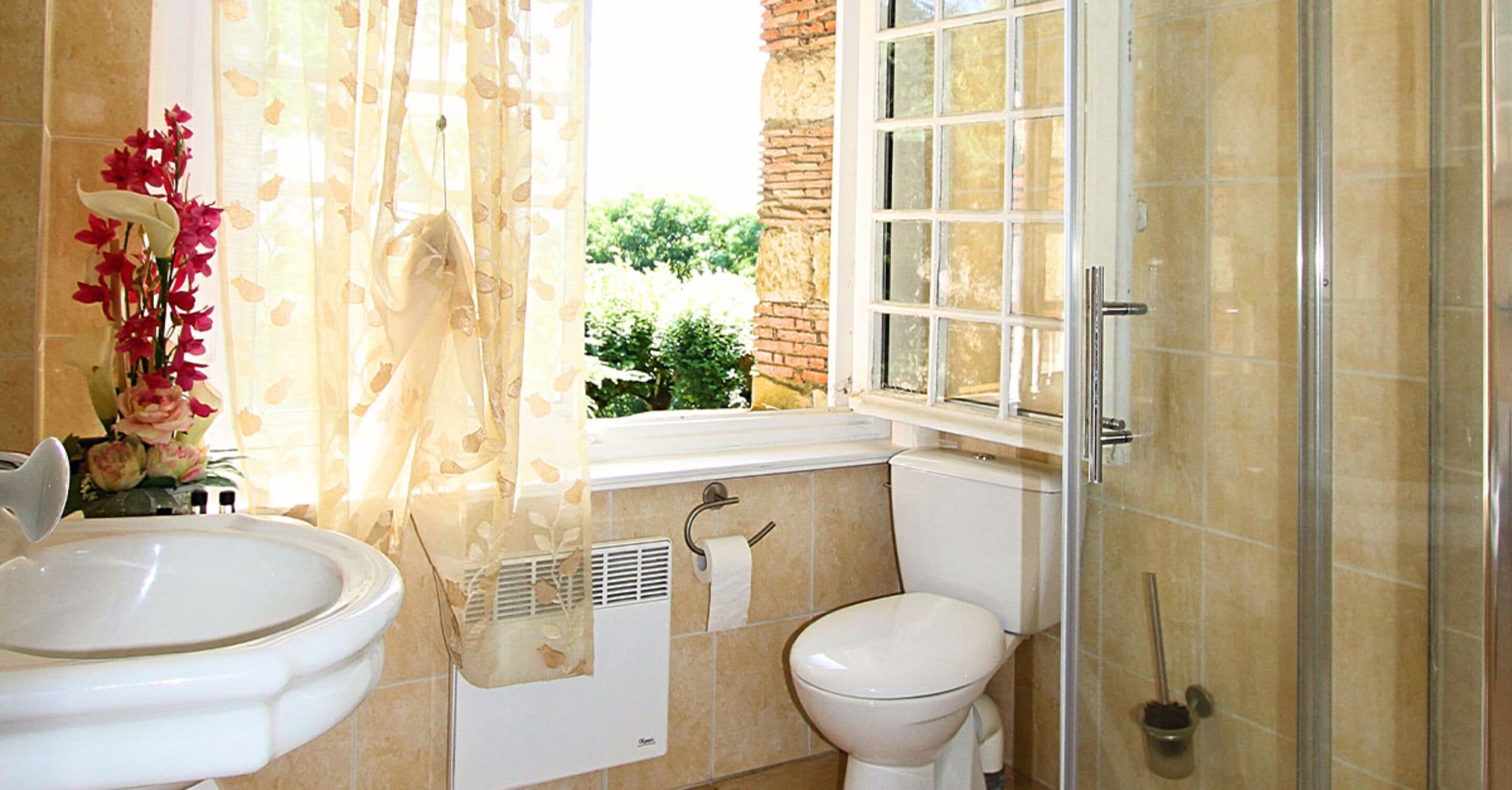 room (chambre tour chambre double) | bathroom | free toiletries, hair dryer, towels