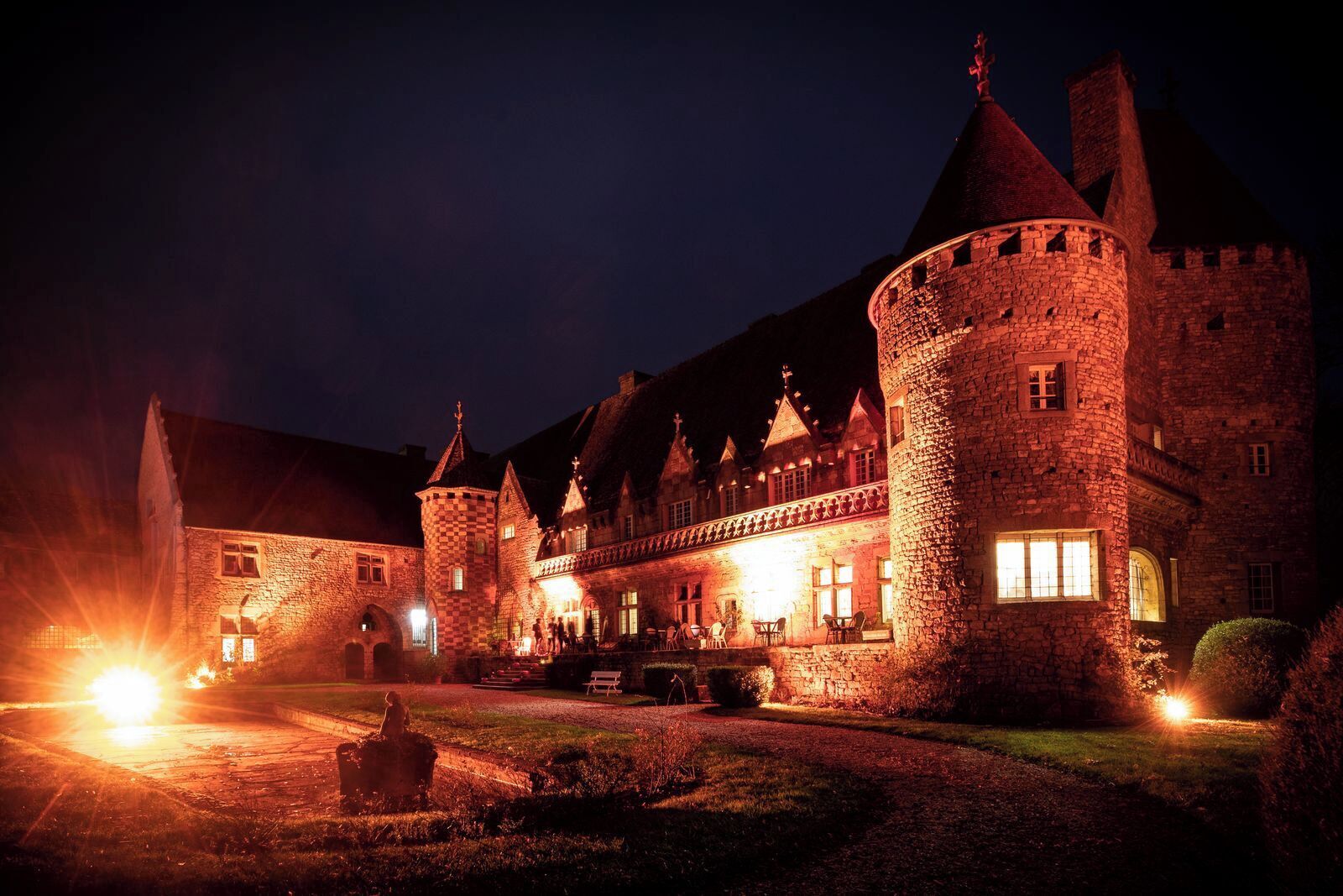 Un château historique doté de nombreuses tours et d’une cour bien éclairée.