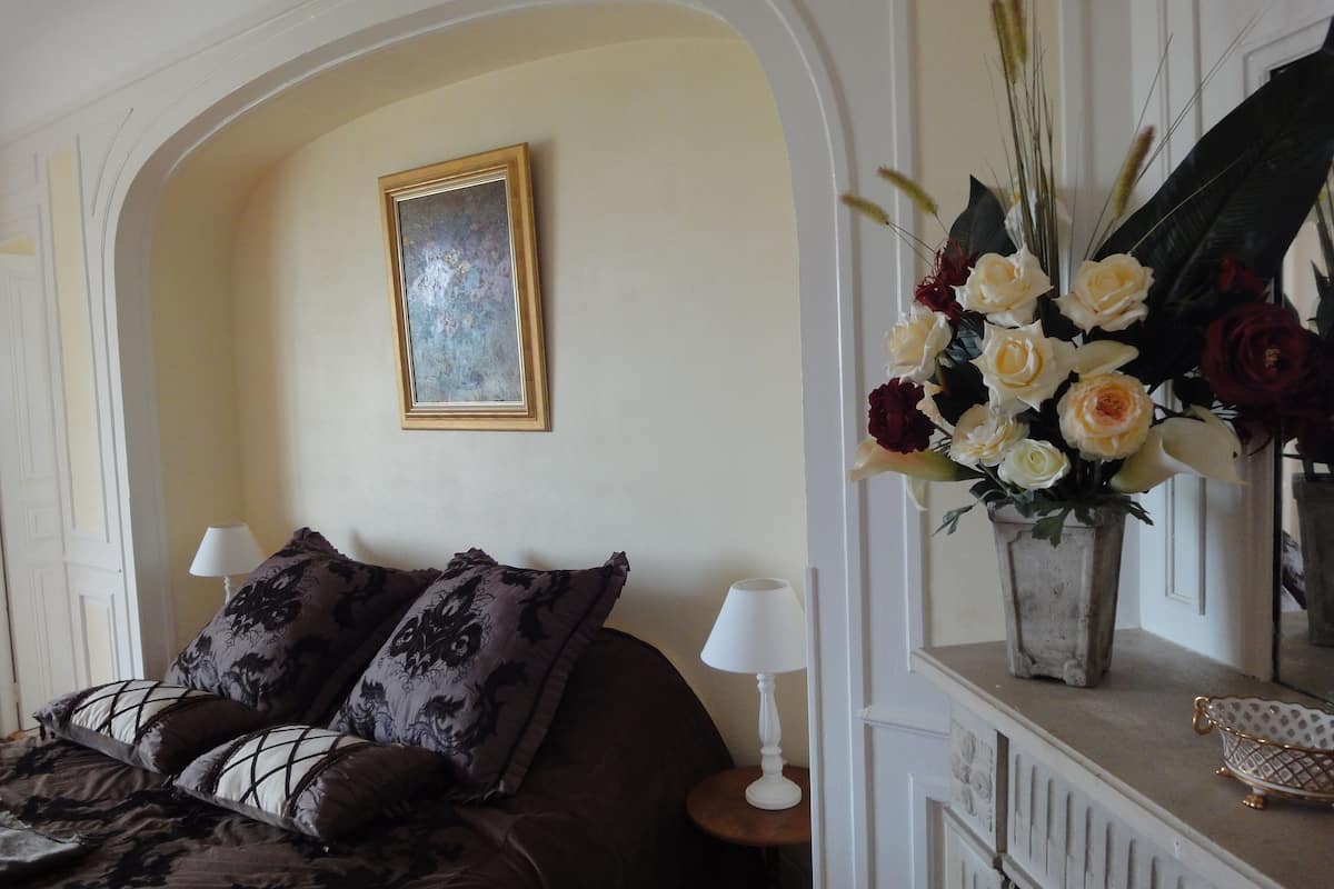 deluxe double room | 1 bedroom, in-room safe, desk, rollaway beds