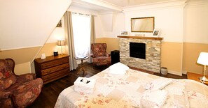 In-room safe, desk, rollaway beds, free WiFi - Hattonchatel Château & Restaurant La Table du Château (Vigneulles-les-Hattonchatel)