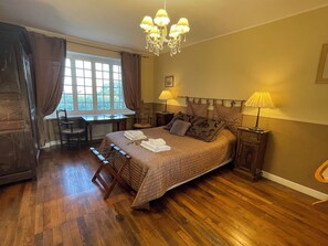 Classic Room | In-room safe, desk, rollaway beds, free WiFi - Hattonchatel Château & Restaurant La Table du Château (Vigneulles-les-Hattonchatel)