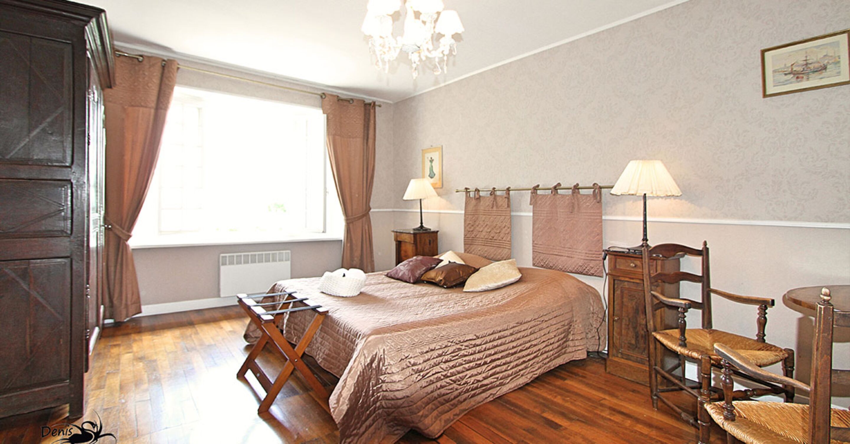 room (chambre tour chambre double) | 1 bedroom, in-room safe, desk, rollaway beds