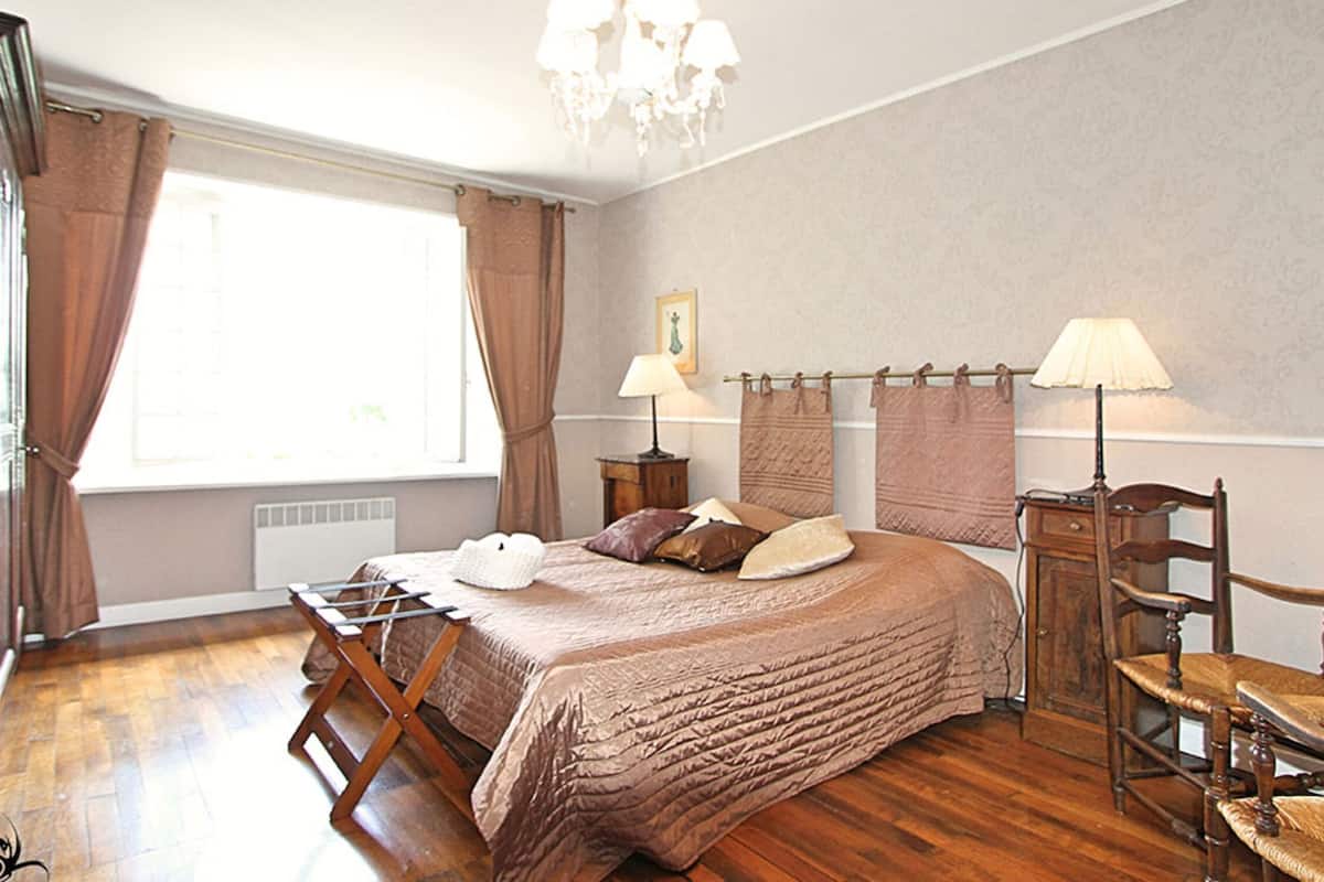 room (chambre tour chambre double) | 1 bedroom, in-room safe, desk, rollaway beds