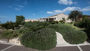 A stone building with a covered patio and landscaped gardens. - La Dimora di Spartivento, BW Signature Collection (Ragusa)