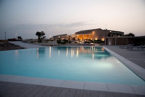 Una piscina al aire libre de temporada