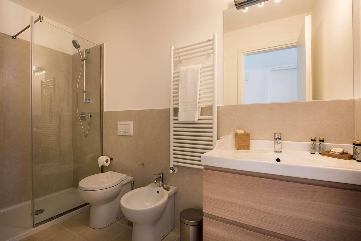 Bathroom | Shower, free toiletries, hair dryer, bidet
