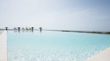 Una piscina al aire libre de temporada