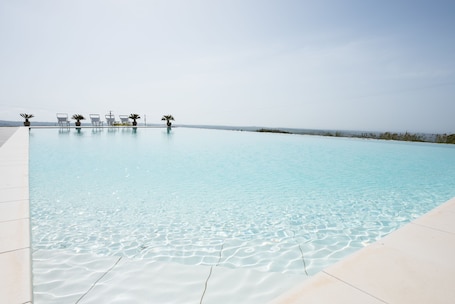 季节性开放的室外游泳池