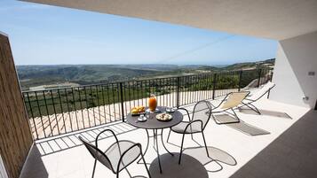 Appartamento Standard, 2 letti queen, cucina, edificio separato | Biancheria da letto di alta qualità, minibar, una cassaforte in camera