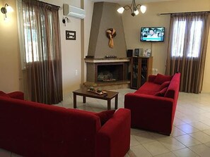 Villa, 2 slaapkamers | Woonruimte | Flatscreentelevisie en een dvd-speler