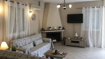 Villa, 2 habitaciones | Zona de estar | Una televisión de pantalla plana, un reproductor de DVD