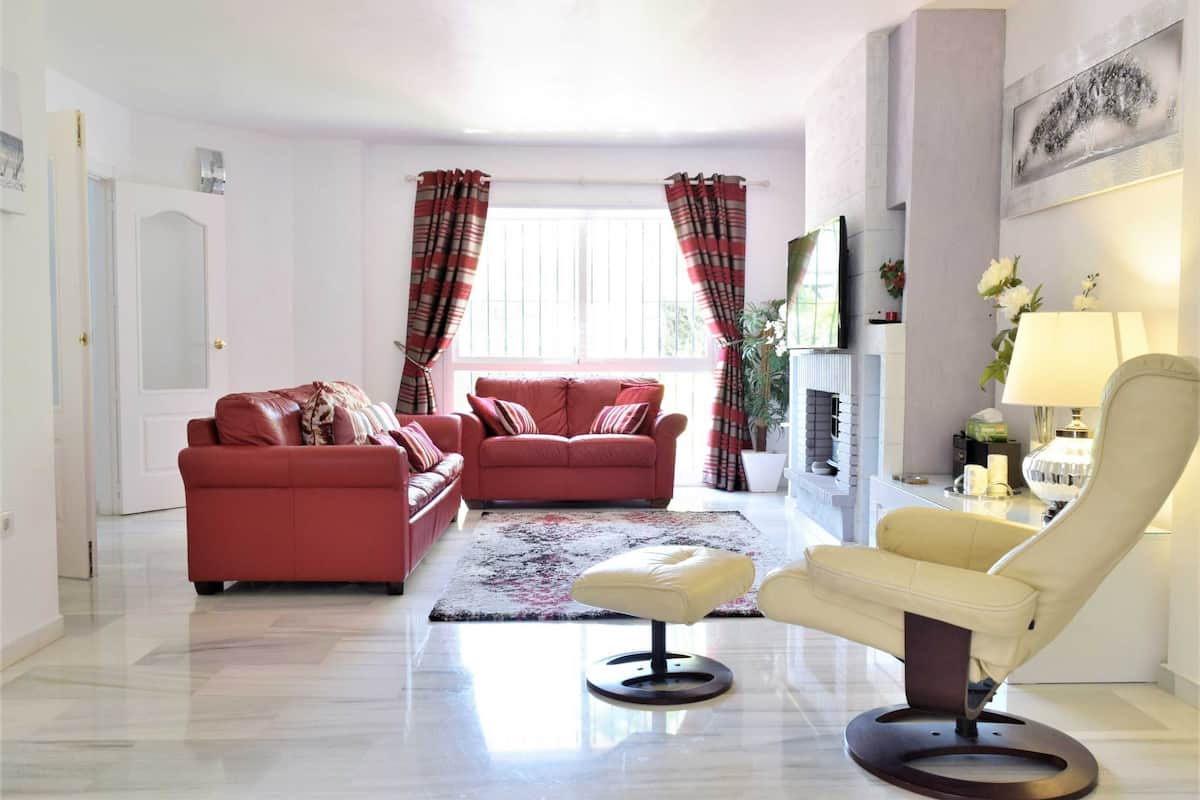 บ้านพักสำหรับครอบครัว, 4 ห้องนอน, วิวสวน | บริเวณนั่งเล่น | ทีวี 35 นิ้ว พร้อมช่องดิจิตอล