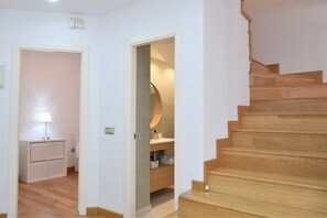 Maison Deluxe, 4 chambres (Jasmine) | Aire de séjour | Téléviseur de 35 po avec télévision numérique