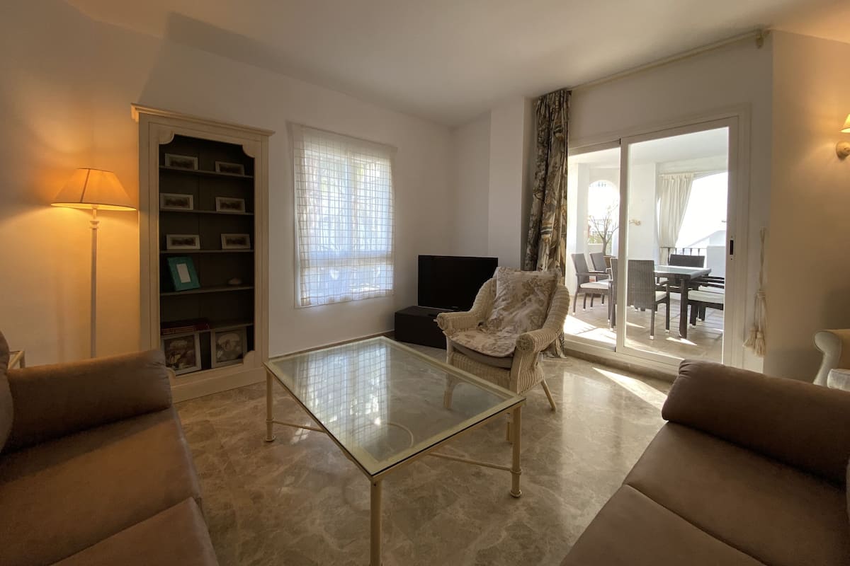 Appartamento Comfort (2 bedrooms with terrace) | Area soggiorno | TV 35 pollici con canali digitali