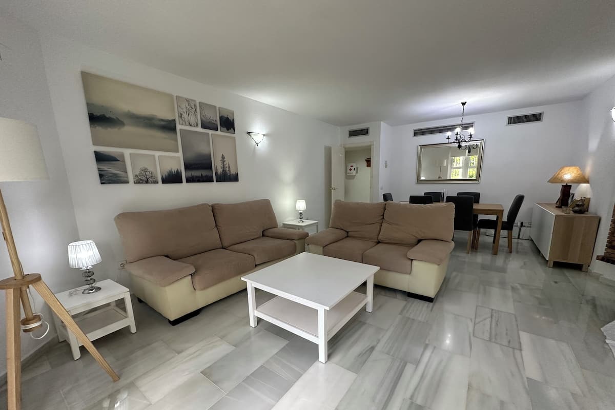 Appartamento Standard, 2 camere da letto | Area soggiorno | TV 35 pollici con canali digitali