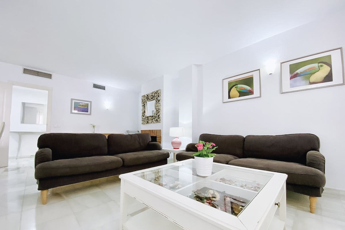 Appartamento Standard, 3 camere da letto | Area soggiorno | TV 35 pollici con canali digitali