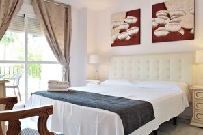 Family House, 4 Bedrooms, Garden View | Down duvets, in-room safe, individually decorated - Serinamar - Los Naranjos de Marbella (Marbella)