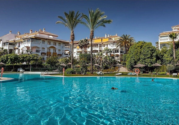 Seasonal outdoor pool, pool umbrellas, sun loungers